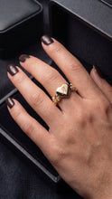 Load image into Gallery viewer, 10 K CHINO BAR HEART RING