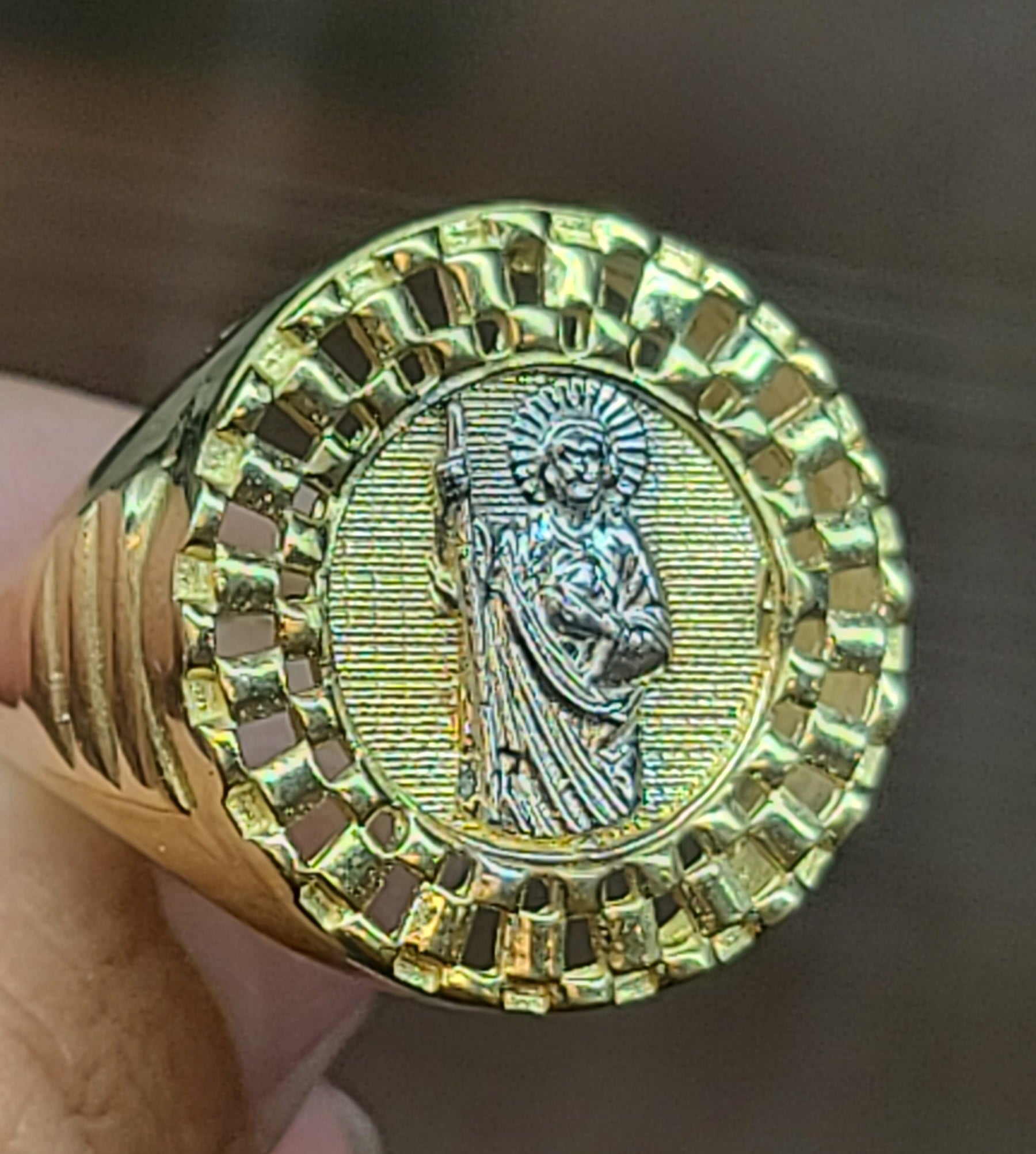 Yellow Gold Circle Ring with San Judith