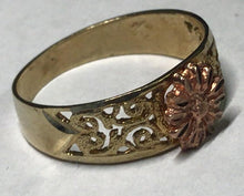 Load image into Gallery viewer, 10K Gold Flowered Ring