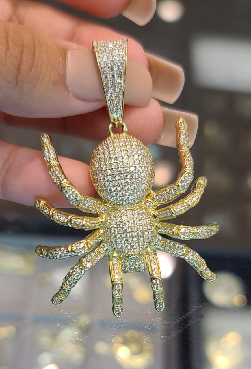 Yellow gold spider pendant czs